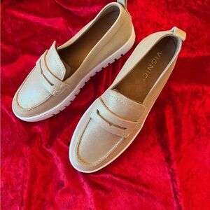 OH! THEM GOLDEN SLIPPERS -NWT
Vionic Gold Leather Loafer Slip-On Design size 7 W